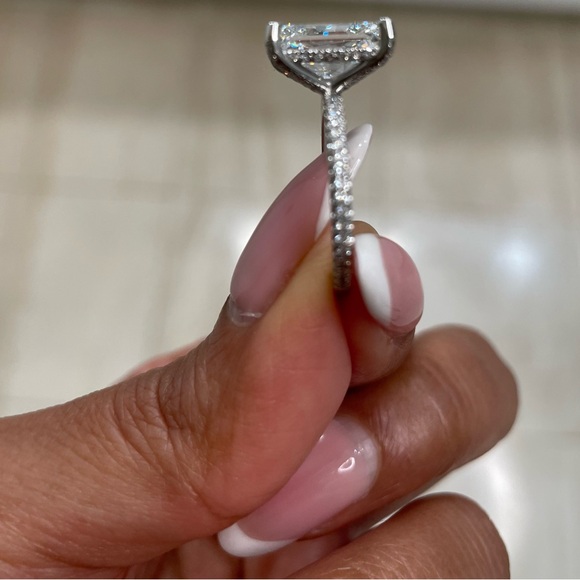 Elegant radiant cut 3 carat lab grown diamond set in 18K white gold pave ring - Picture 13 of 16